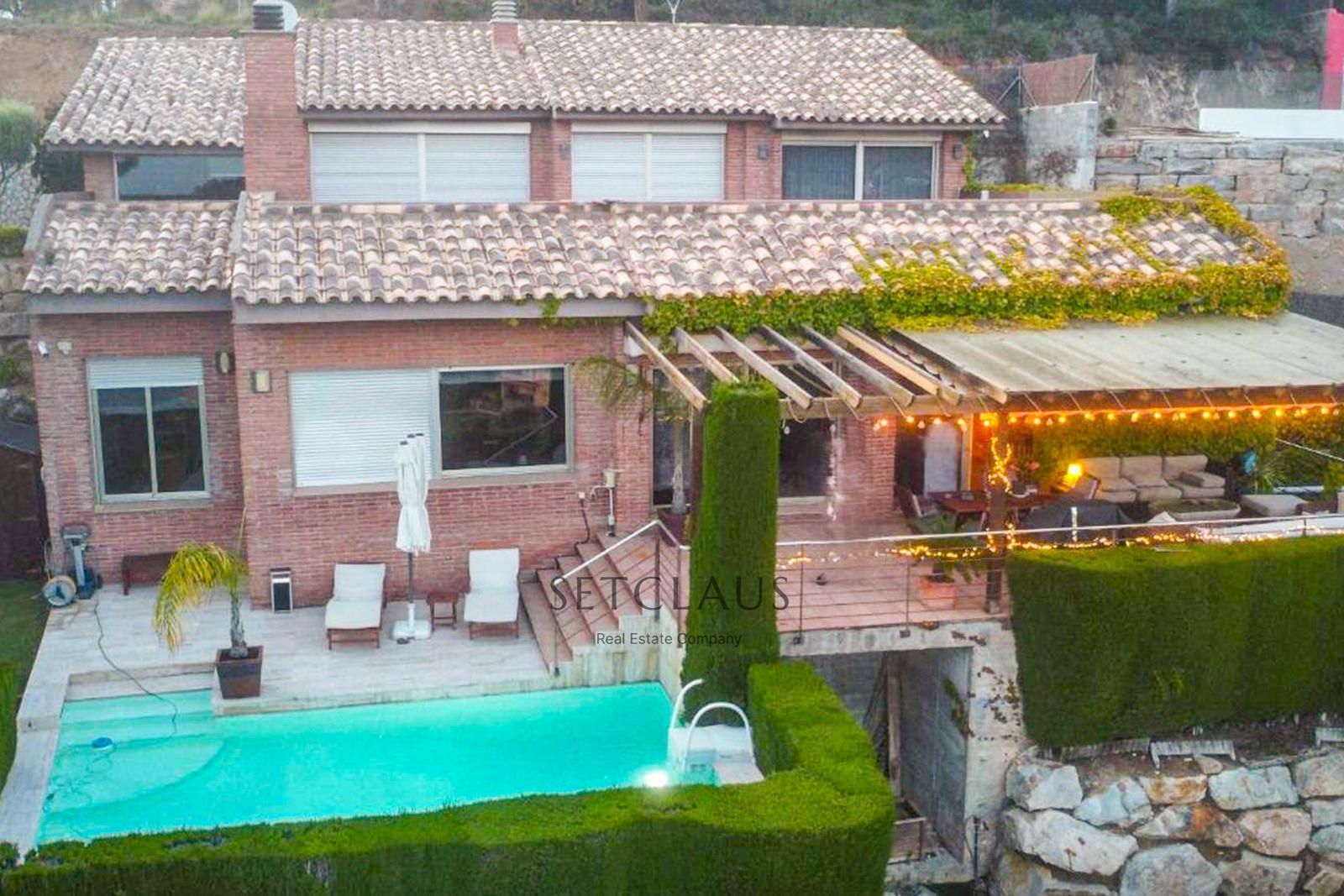 Chalet independiente en Cabrils con piscina y vistas panorámicas.