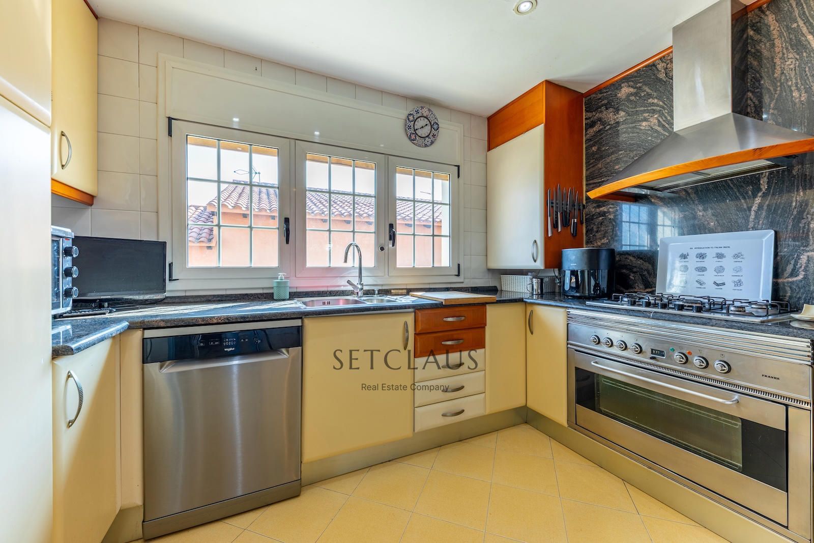 Comprar Chalet pareado en Premià de Dalt con piscina, bodega y sauna privada foto 16