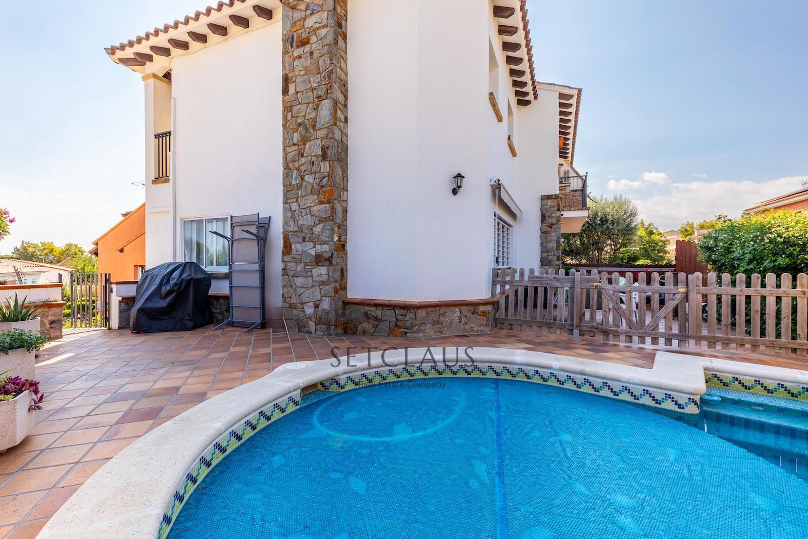 Comprar Chalet pareado en Premià de Dalt con piscina, bodega y sauna privada foto 5