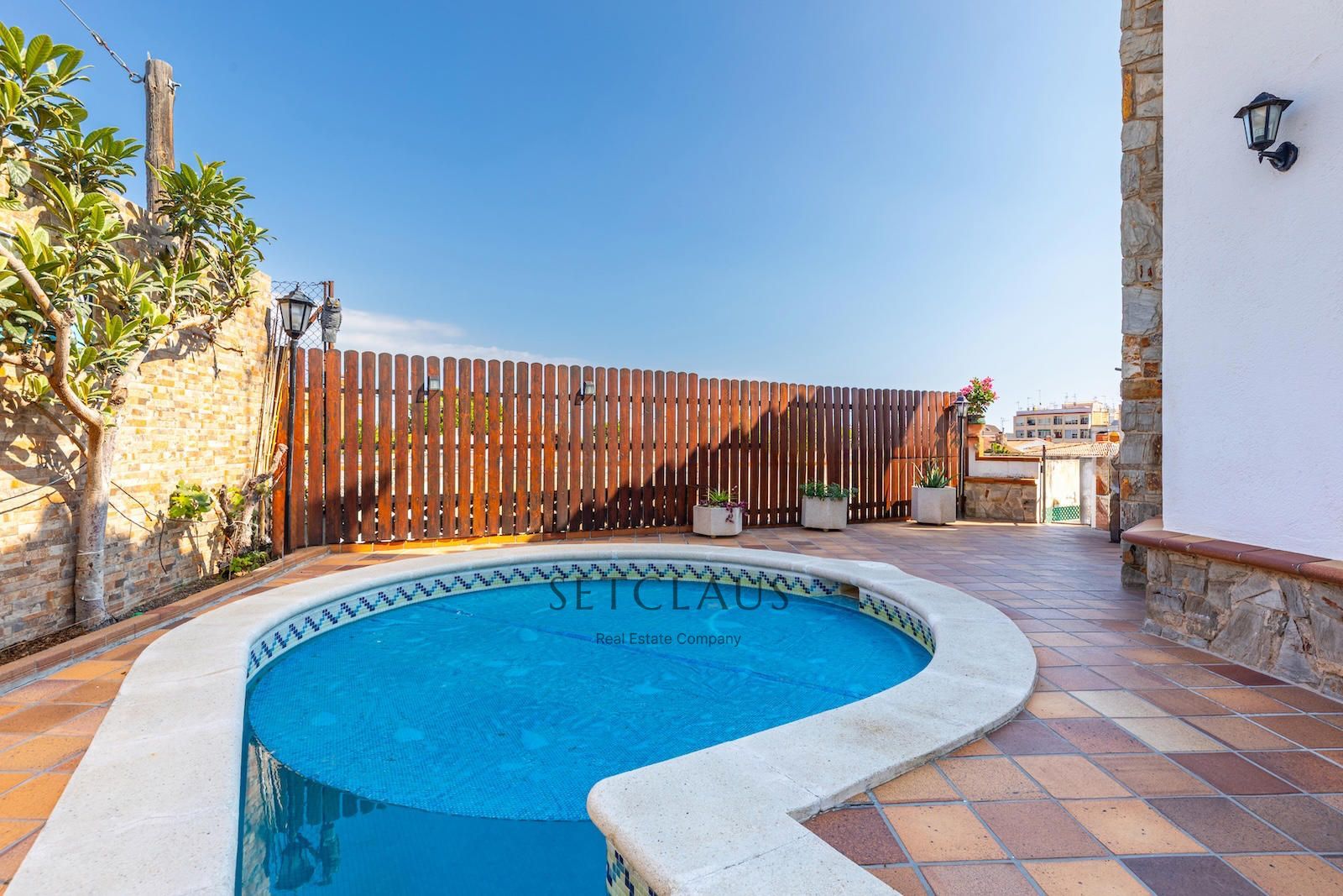 Comprar Chalet pareado en Premià de Dalt con piscina, bodega y sauna privada foto 8