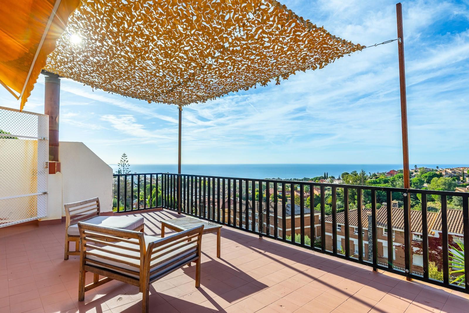 Chalet pareado en Teià con vistas panorámicas al mar, piscina y apartamento independiente.. 4 habitaciones, 3 baños, 193 m² en venta.