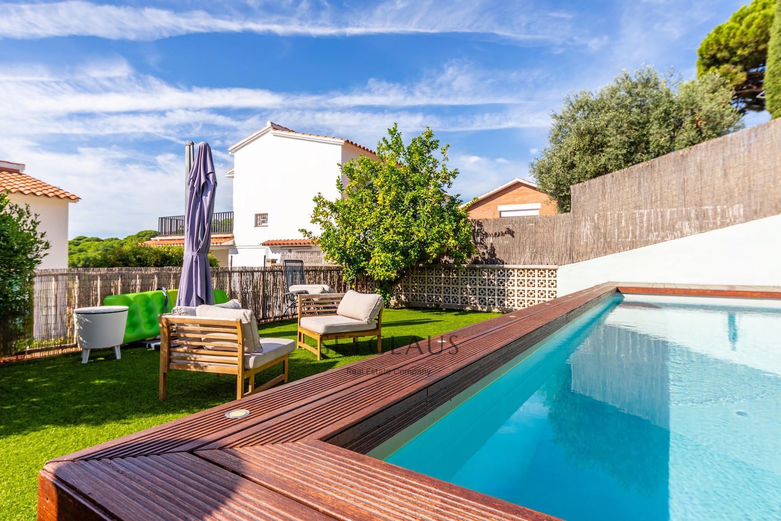 Comprar Chalet pareado en Teià con vistas panorámicas al mar, piscina y apartamento independiente. foto 4