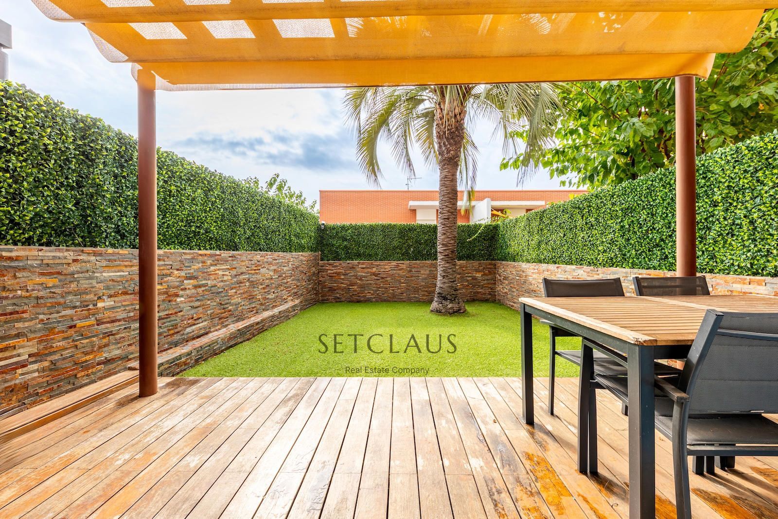 Comprar Adosado en Pla de Montgat con vistas al mar y jardín privado foto 5