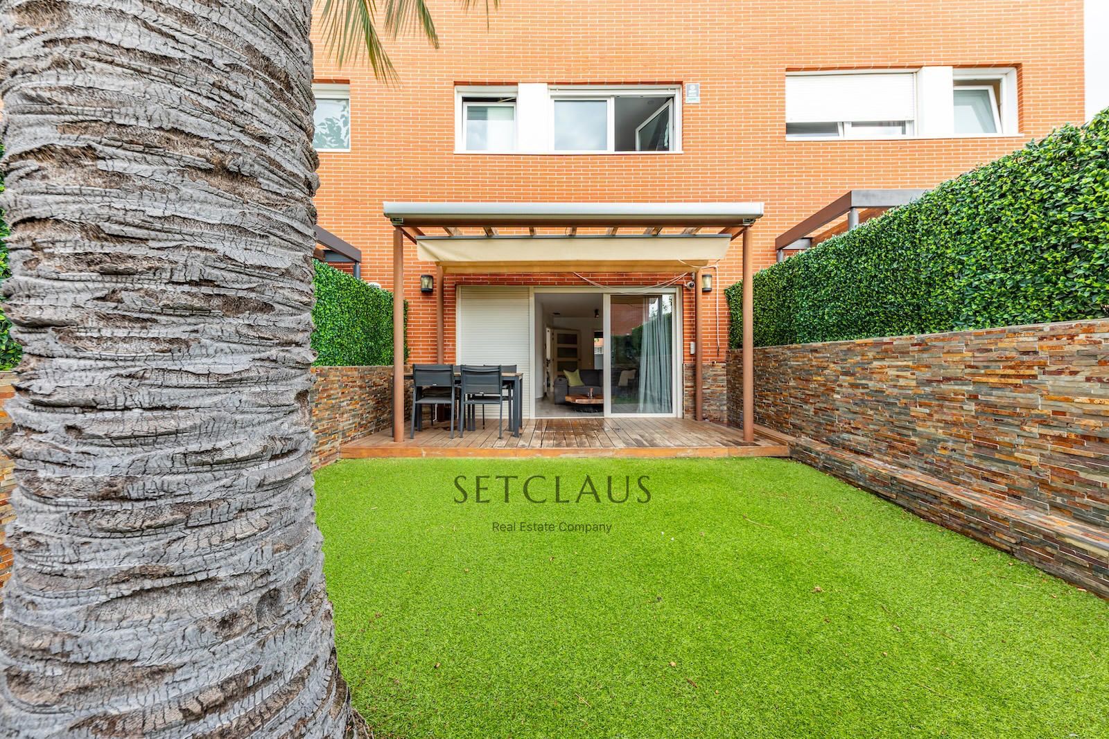 Comprar Adosado en Pla de Montgat con vistas al mar y jardín privado foto 2