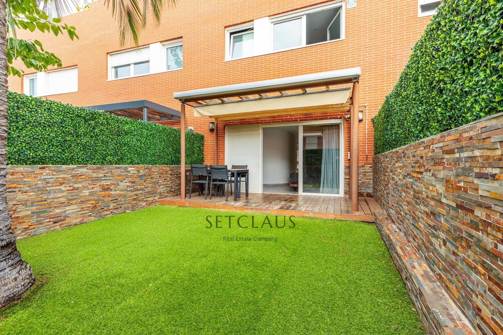 Comprar Adosado en Pla de Montgat con vistas al mar y jardín privado foto 3