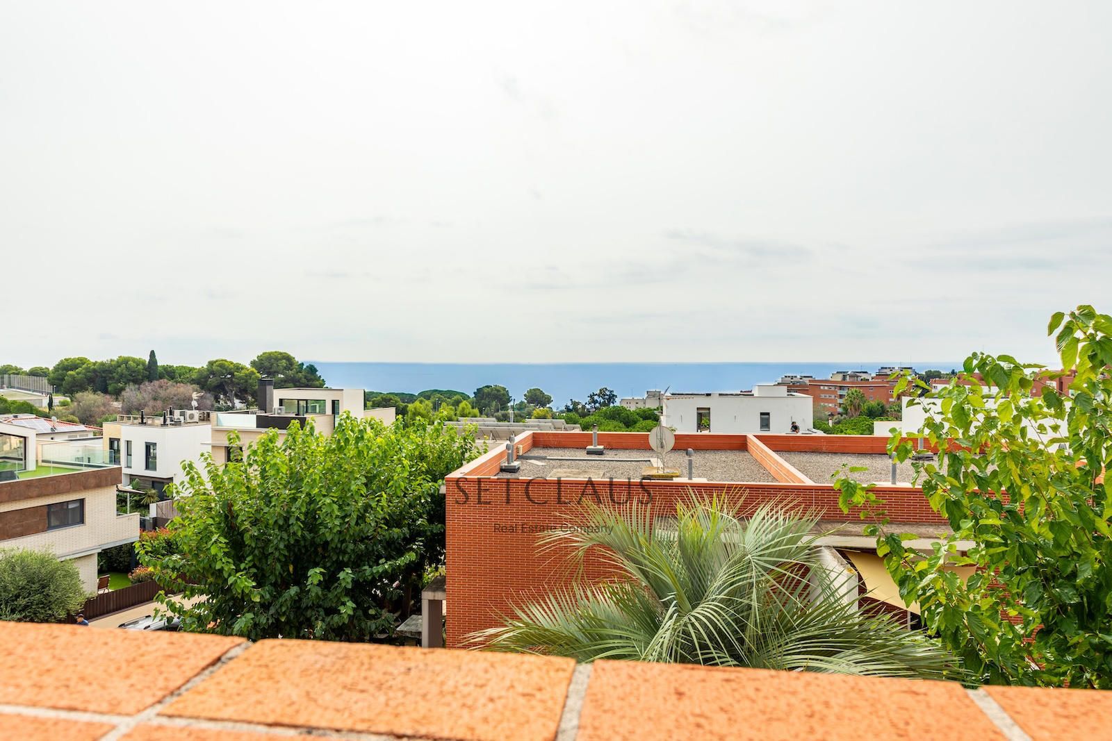 Comprar Adosado en Pla de Montgat con vistas al mar y jardín privado foto 4