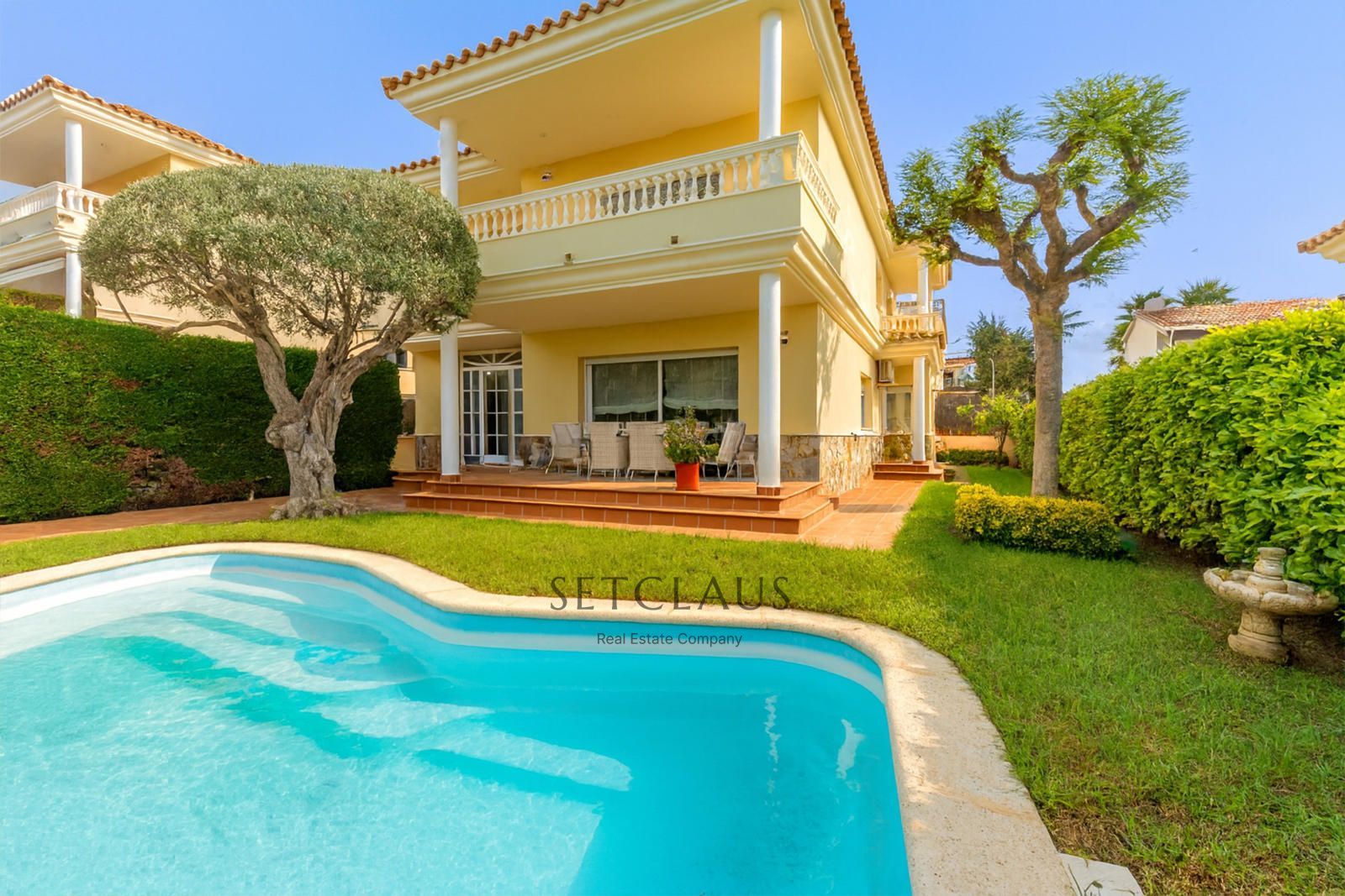 Xalet independent a Vilassar de Dalt amb 6 habitacions, piscina privada i vistes a la mar. 6 habitaciones, 4 baños, 425 m² en venta.