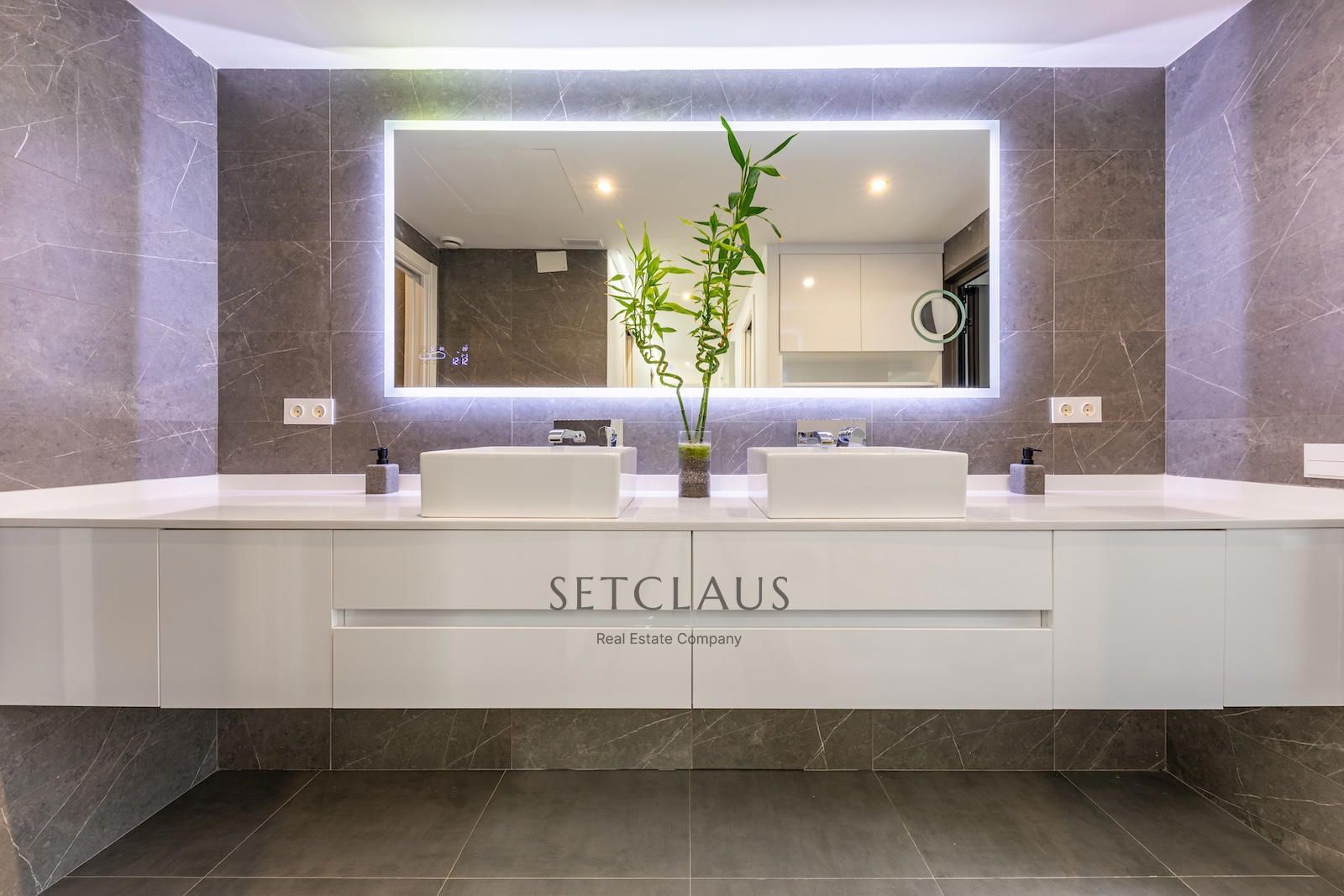 Comprar Impecable Chalet en Badalona, zona El Canyet, con piscina, placas solares y vistas panorámicas foto 32