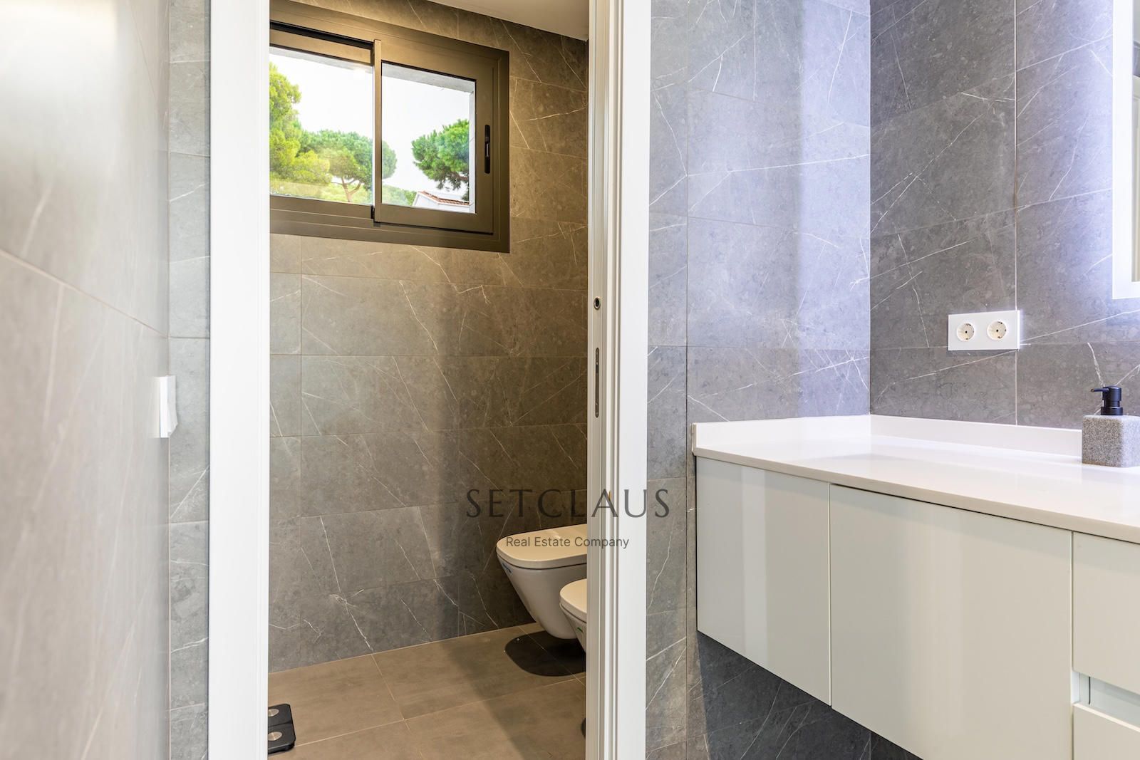 Comprar Impecable Chalet en Badalona, zona El Canyet, con piscina, placas solares y vistas panorámicas foto 33