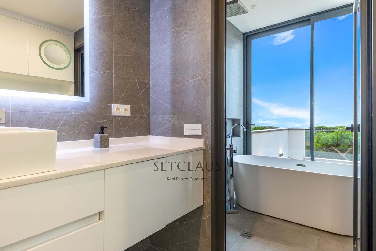 Comprar Impecable Chalet en Badalona, zona El Canyet, con piscina, placas solares y vistas panorámicas foto 34