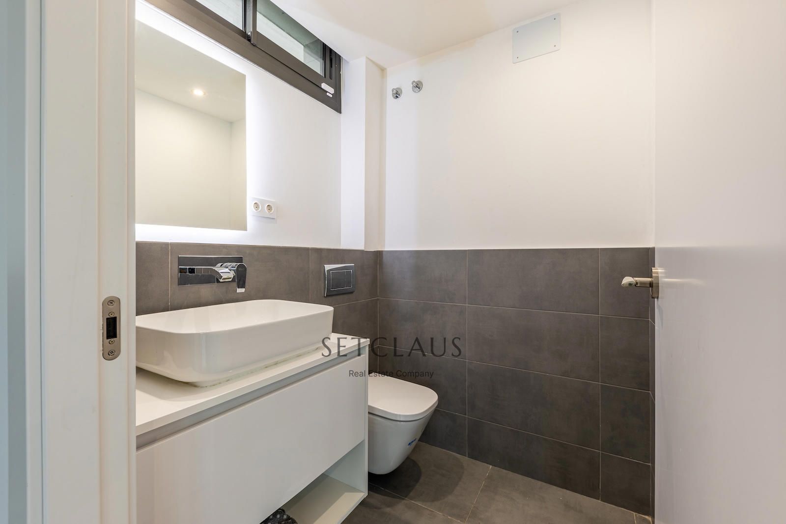 Comprar Impecable Chalet en Badalona, zona El Canyet, con piscina, placas solares y vistas panorámicas foto 48