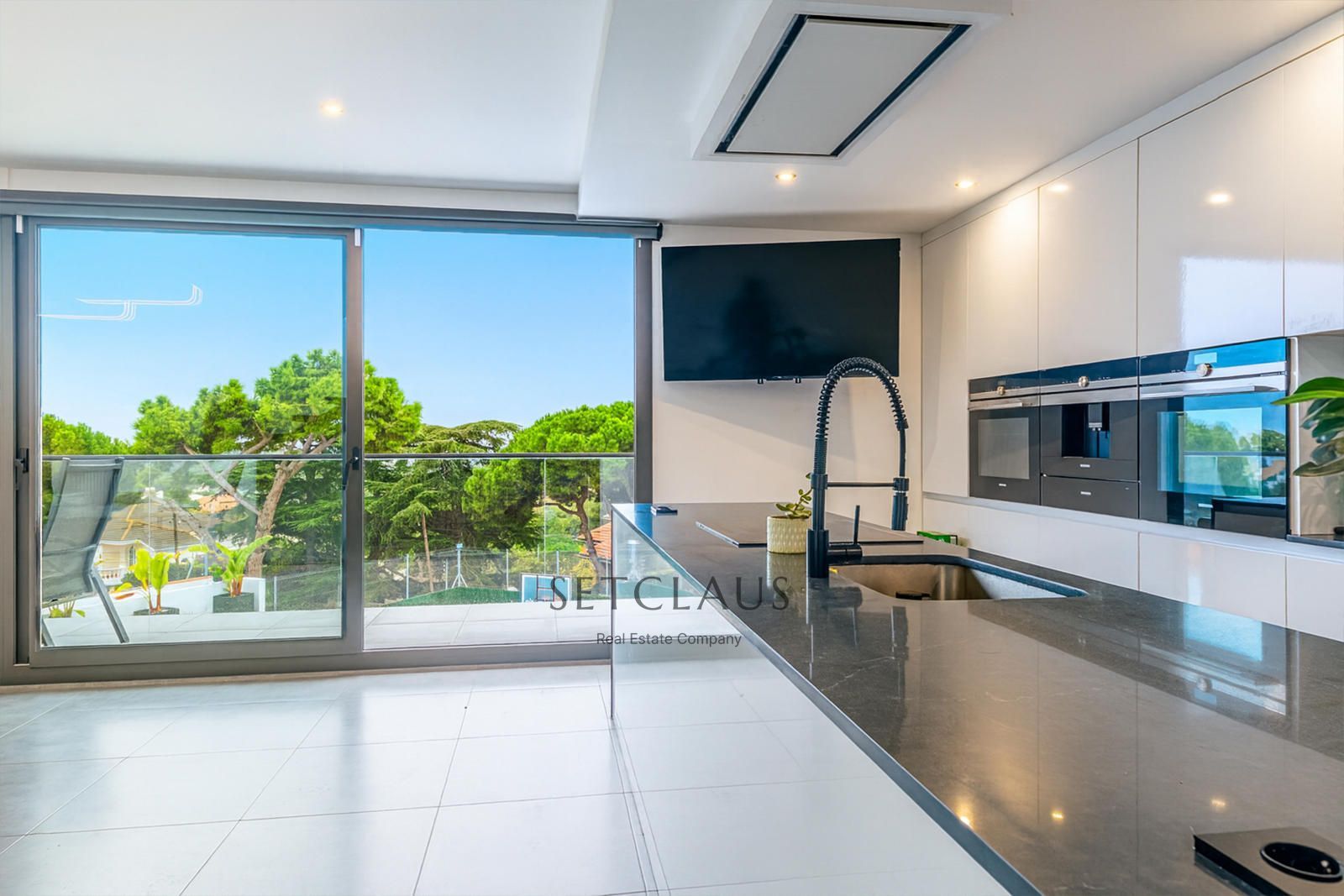 Comprar Impecable Chalet en Badalona, zona El Canyet, con piscina, placas solares y vistas panorámicas foto 26