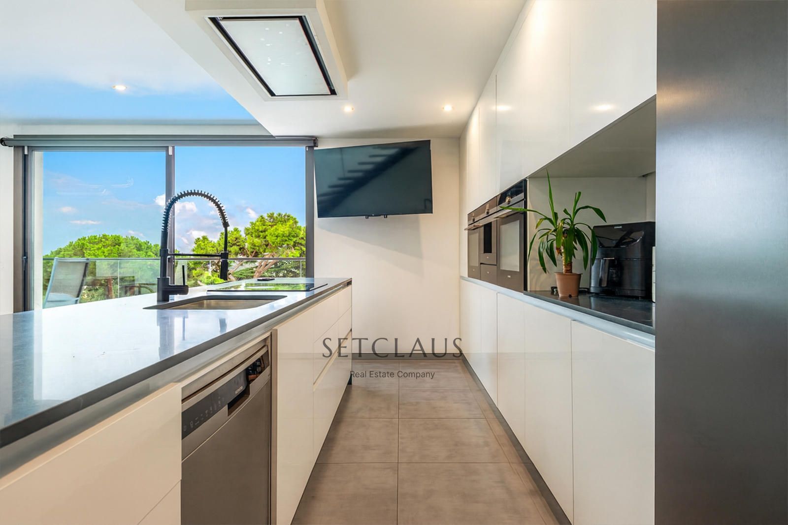 Comprar Impecable Chalet en Badalona, zona El Canyet, con piscina, placas solares y vistas panorámicas foto 27