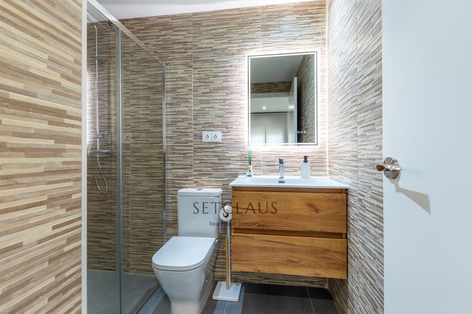 Comprar Impecable Chalet en Badalona, zona El Canyet, con piscina, placas solares y vistas panorámicas foto 51