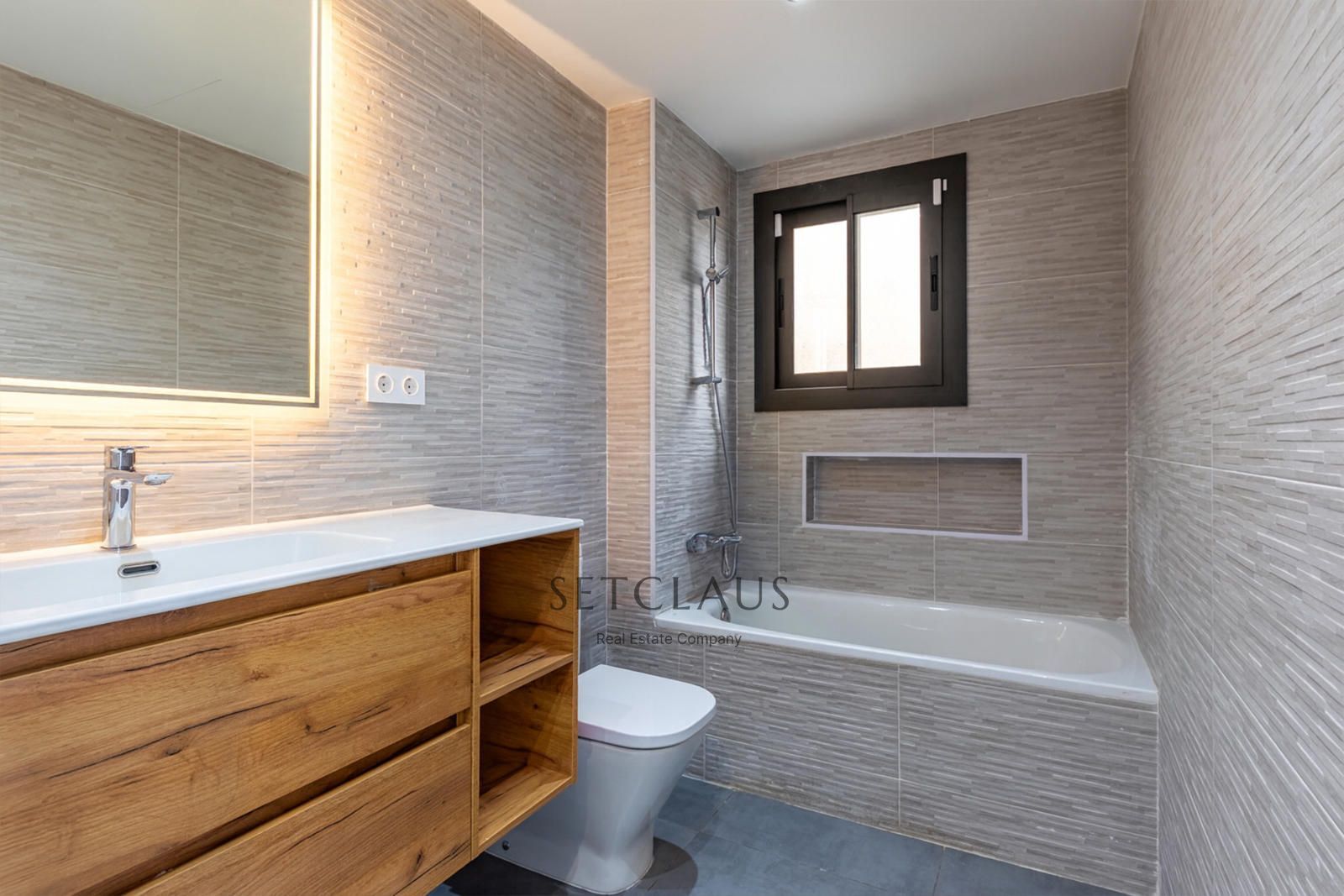 Comprar Impecable Chalet en Badalona, zona El Canyet, con piscina, placas solares y vistas panorámicas foto 52