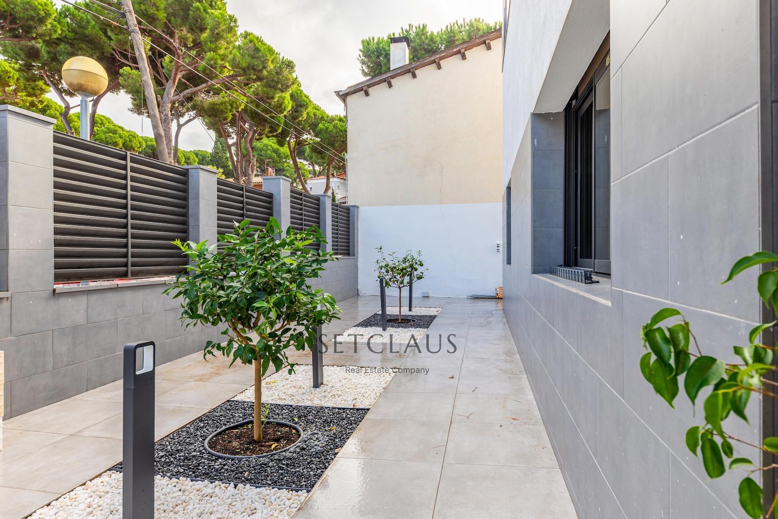 Comprar Impecable Chalet en Badalona, zona El Canyet, con piscina, placas solares y vistas panorámicas foto 56