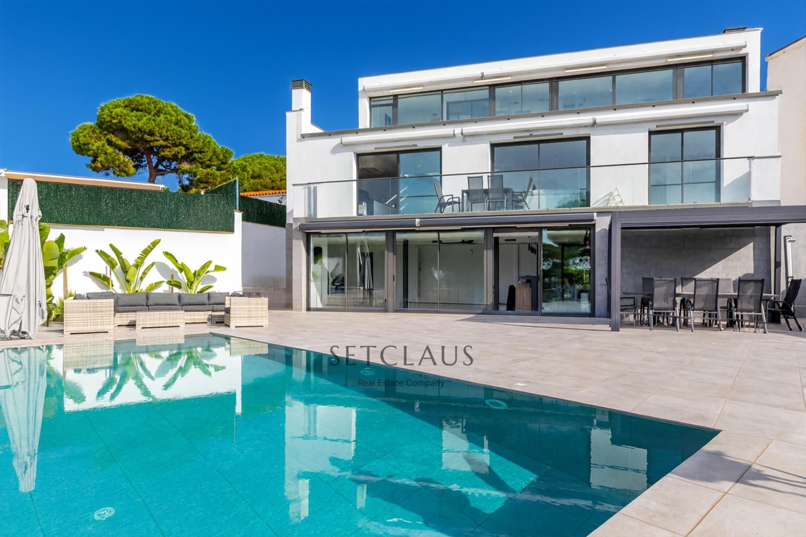 Comprar Impecable Chalet en Badalona, zona El Canyet, con piscina, placas solares y vistas panorámicas foto 1