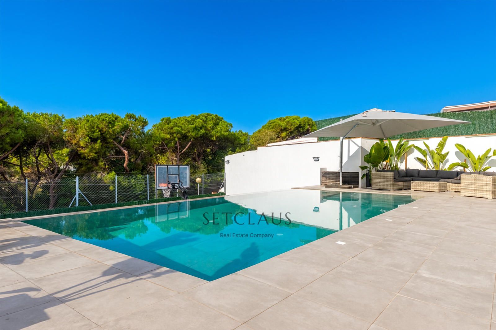 Comprar Impecable Chalet en Badalona, zona El Canyet, con piscina, placas solares y vistas panorámicas foto 2