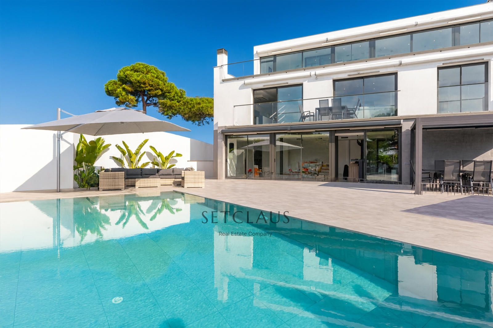 Comprar Impecable Chalet en Badalona, zona El Canyet, con piscina, placas solares y vistas panorámicas foto 5