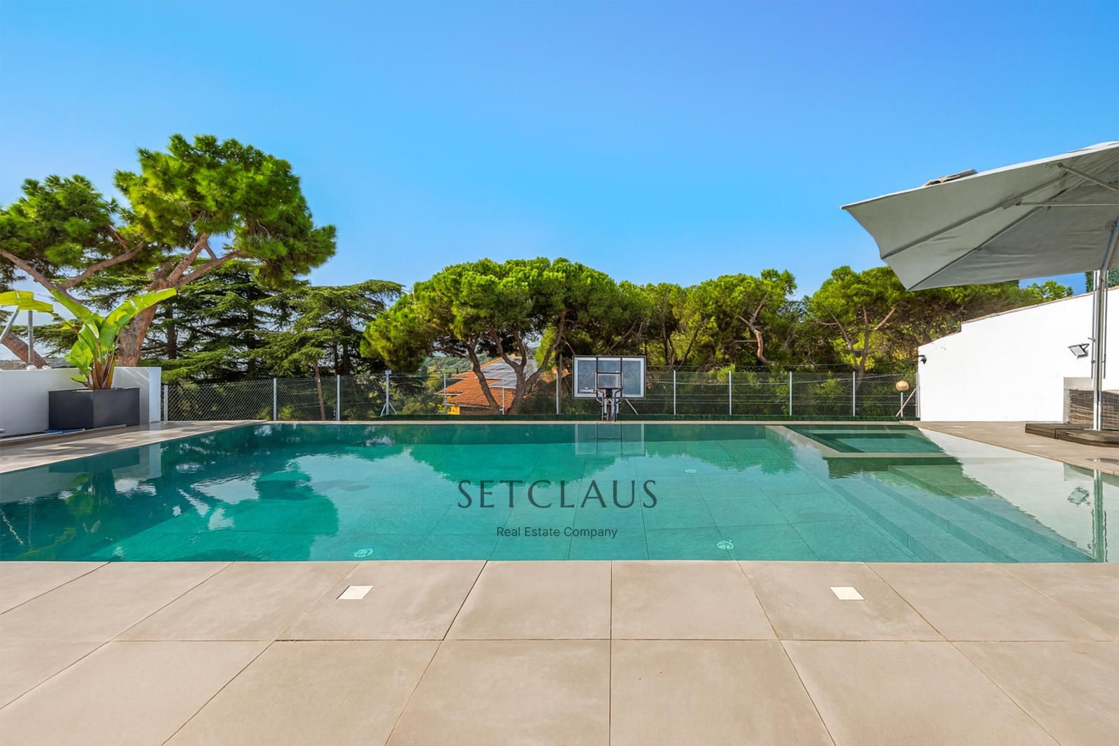 Comprar Impecable Chalet en Badalona, zona El Canyet, con piscina, placas solares y vistas panorámicas foto 3