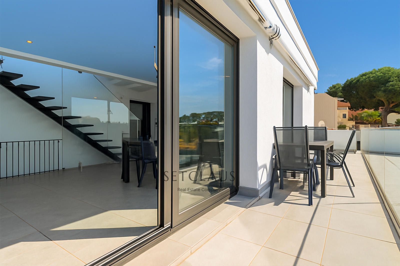 Comprar Impecable Chalet en Badalona, zona El Canyet, con piscina, placas solares y vistas panorámicas foto 8