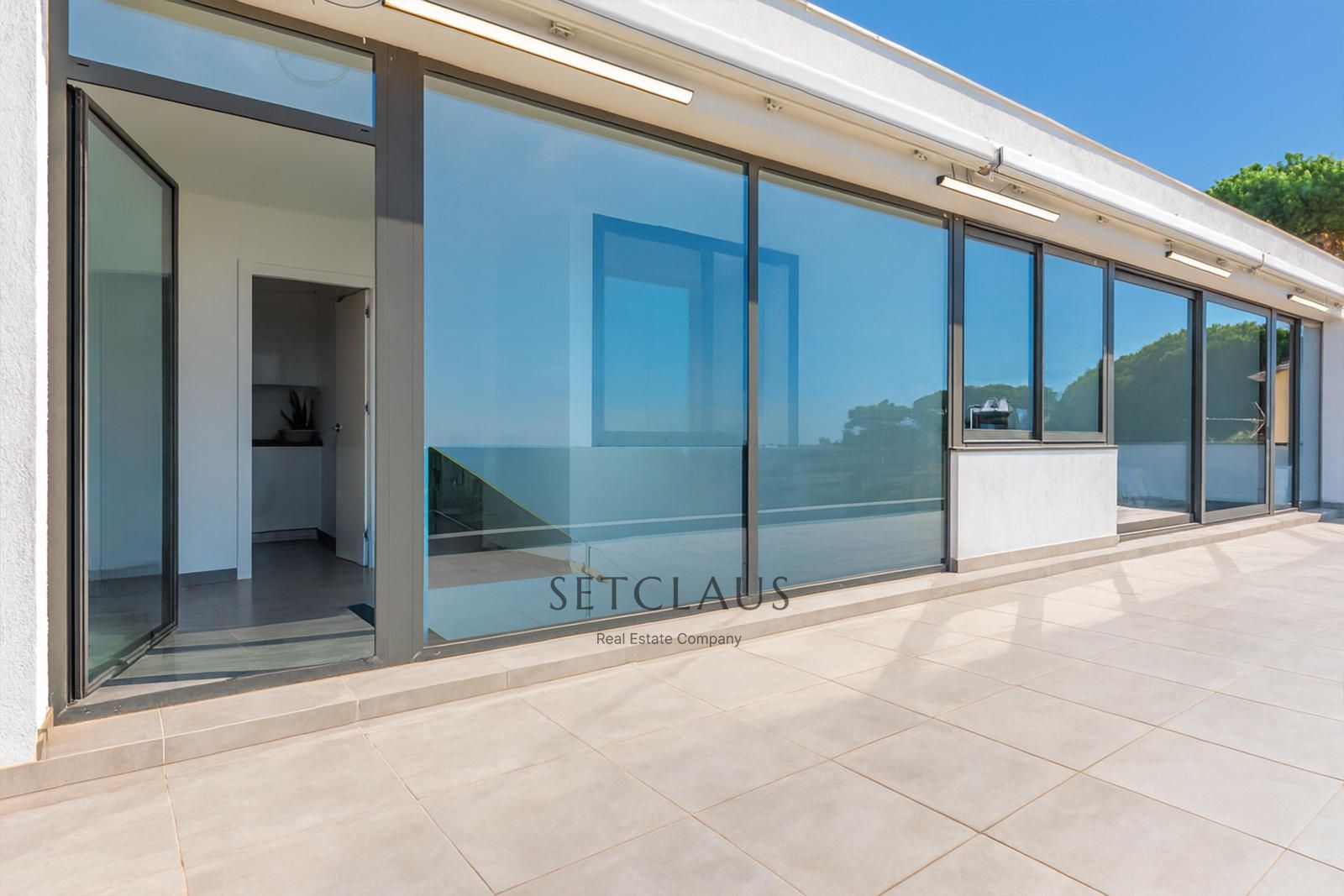 Comprar Impecable Chalet en Badalona, zona El Canyet, con piscina, placas solares y vistas panorámicas foto 13