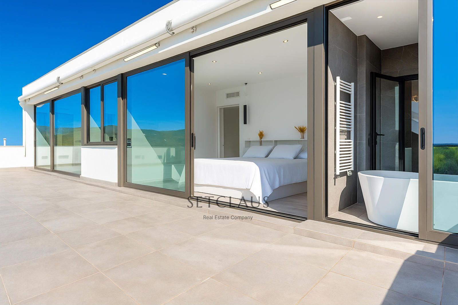 Comprar Impecable Chalet en Badalona, zona El Canyet, con piscina, placas solares y vistas panorámicas foto 14