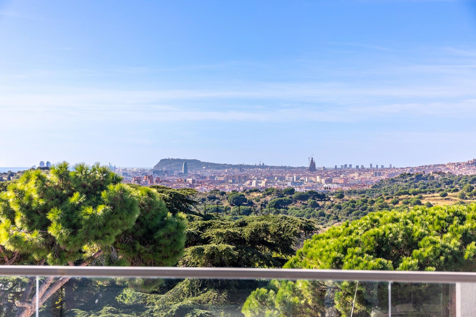 Comprar Impecable Chalet en Badalona, zona El Canyet, con piscina, placas solares y vistas panorámicas foto 12