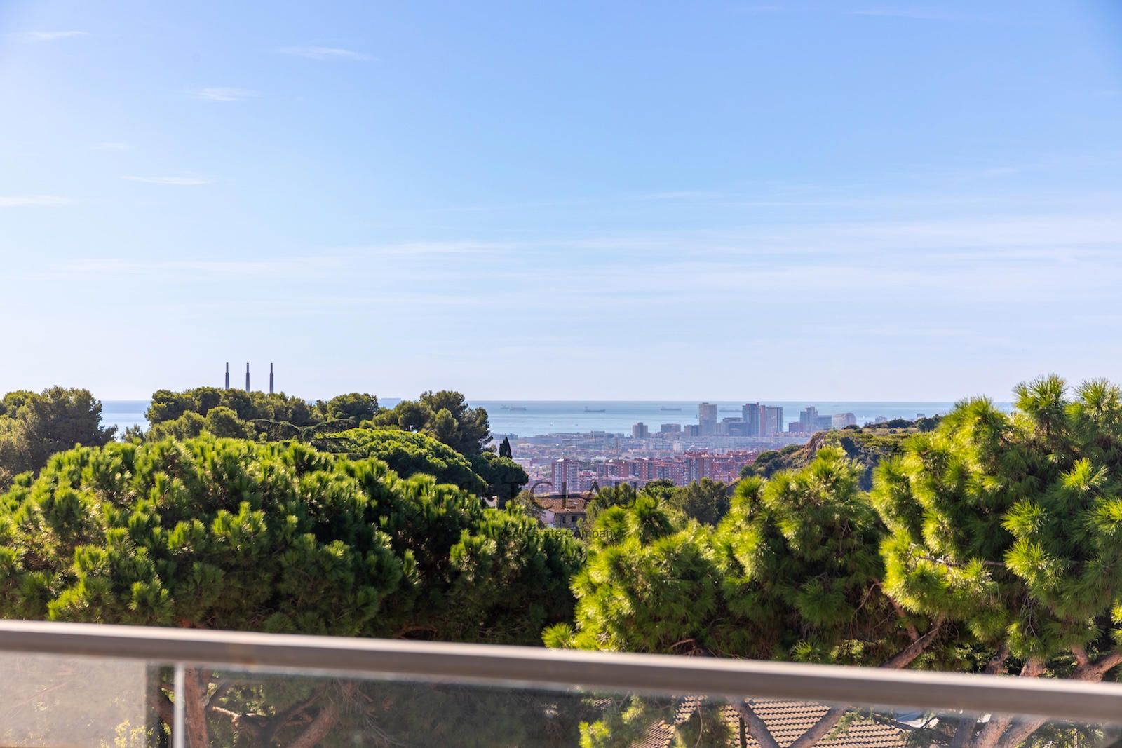 Comprar Impecable Chalet en Badalona, zona El Canyet, con piscina, placas solares y vistas panorámicas foto 16