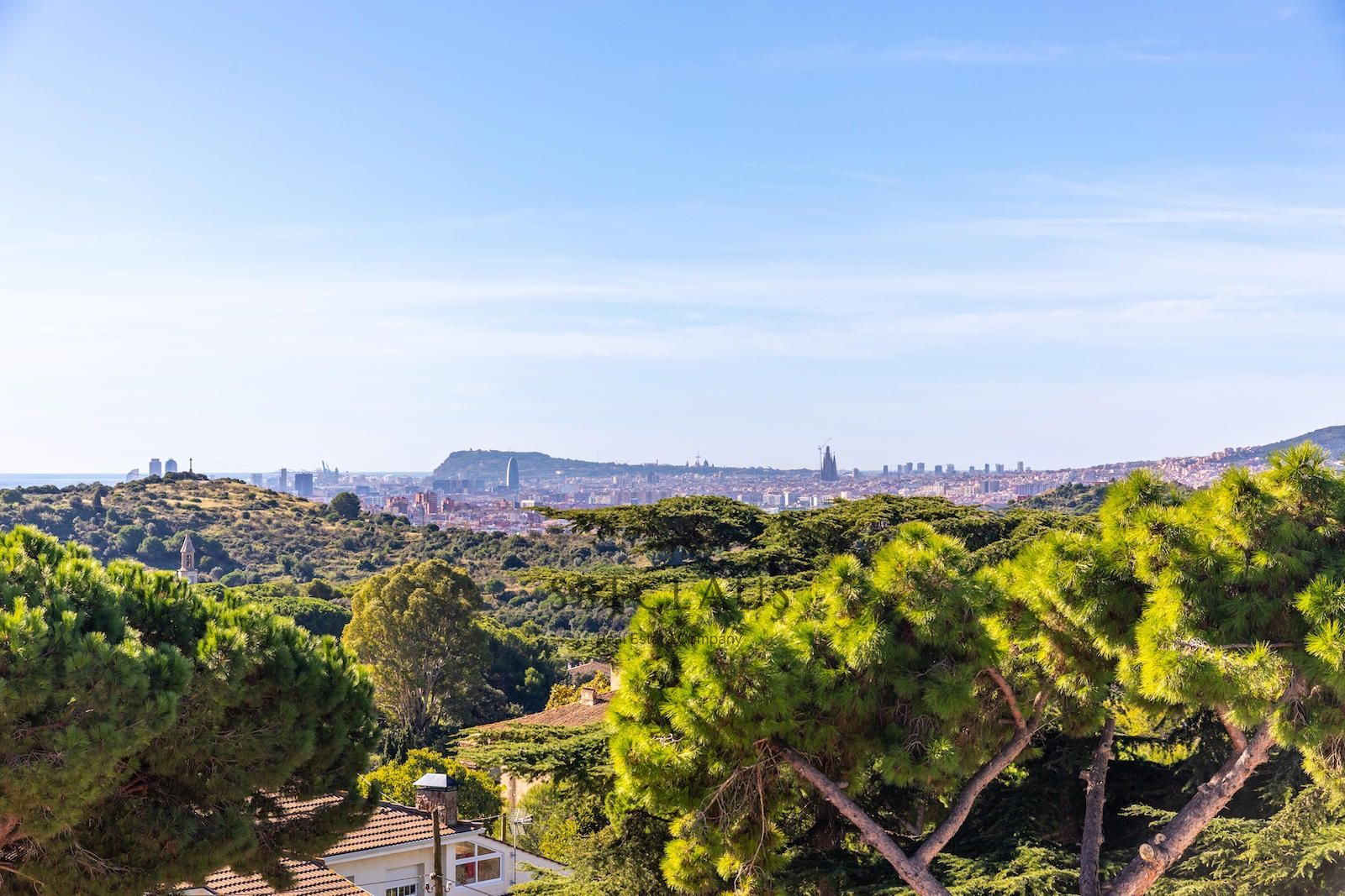 Comprar Impecable Chalet en Badalona, zona El Canyet, con piscina, placas solares y vistas panorámicas foto 15