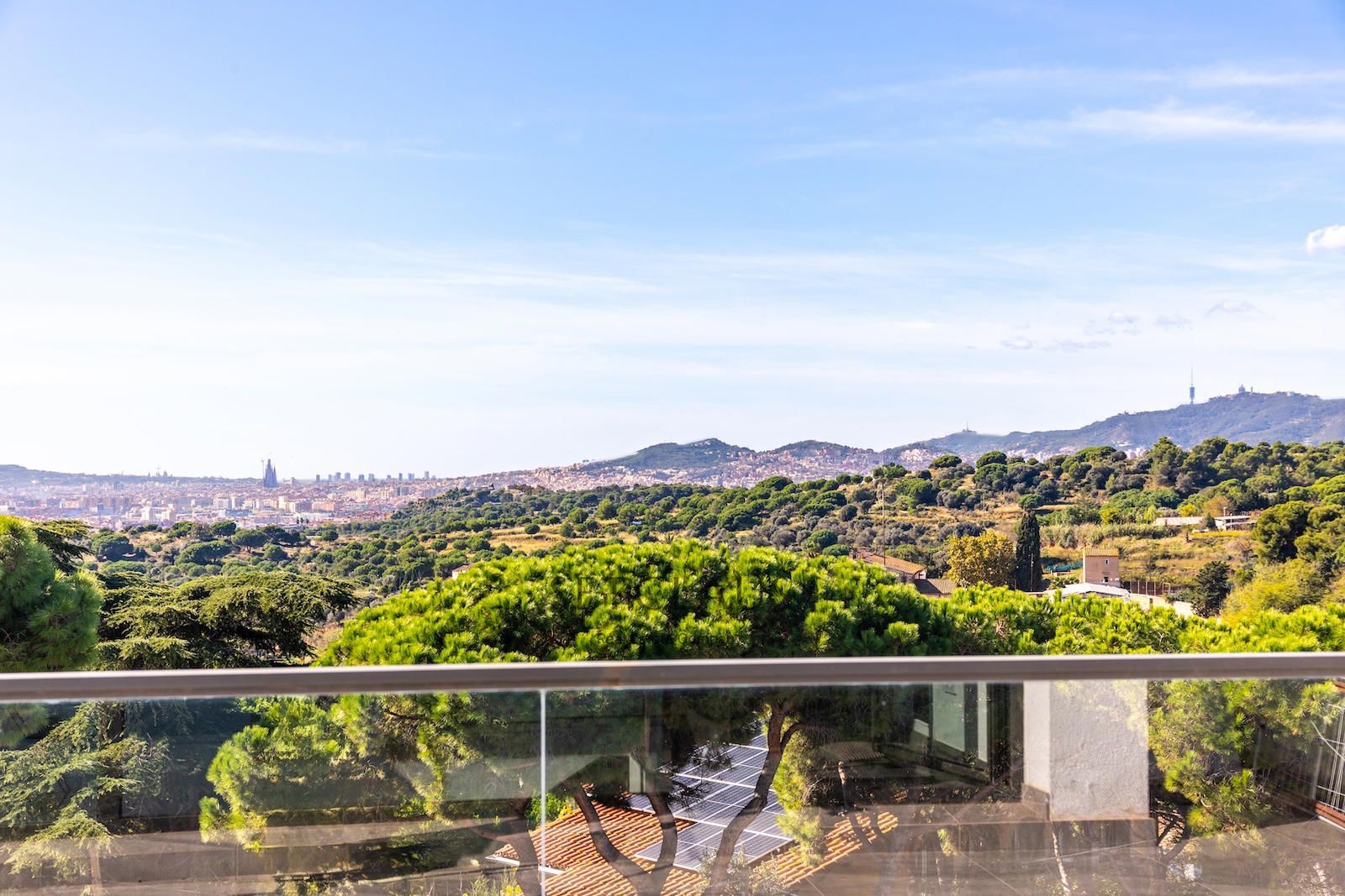 Comprar Impecable Chalet en Badalona, zona El Canyet, con piscina, placas solares y vistas panorámicas foto 10