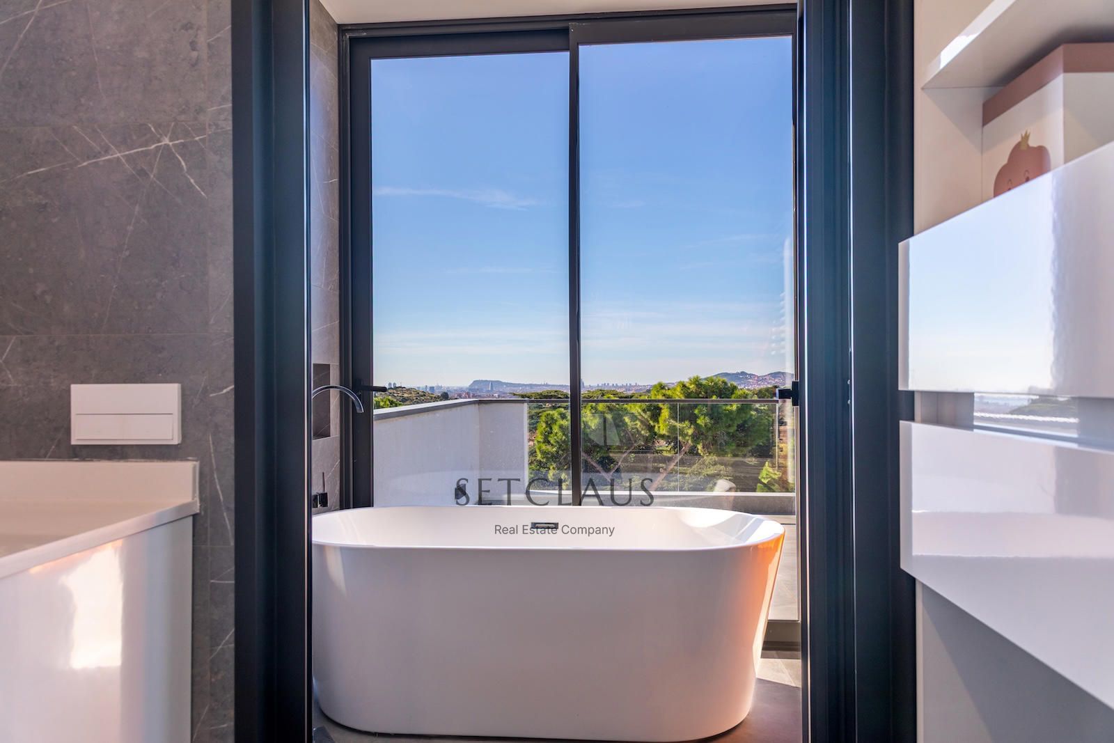 Comprar Impecable Chalet en Badalona, zona El Canyet, con piscina, placas solares y vistas panorámicas foto 35