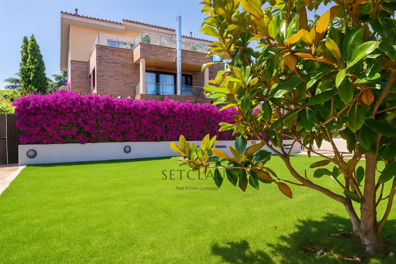 ALELLA. Espacios amplios, ascensor, y zona comunitaria. 5 habitaciones, 4 baños, 420 m² en venta.