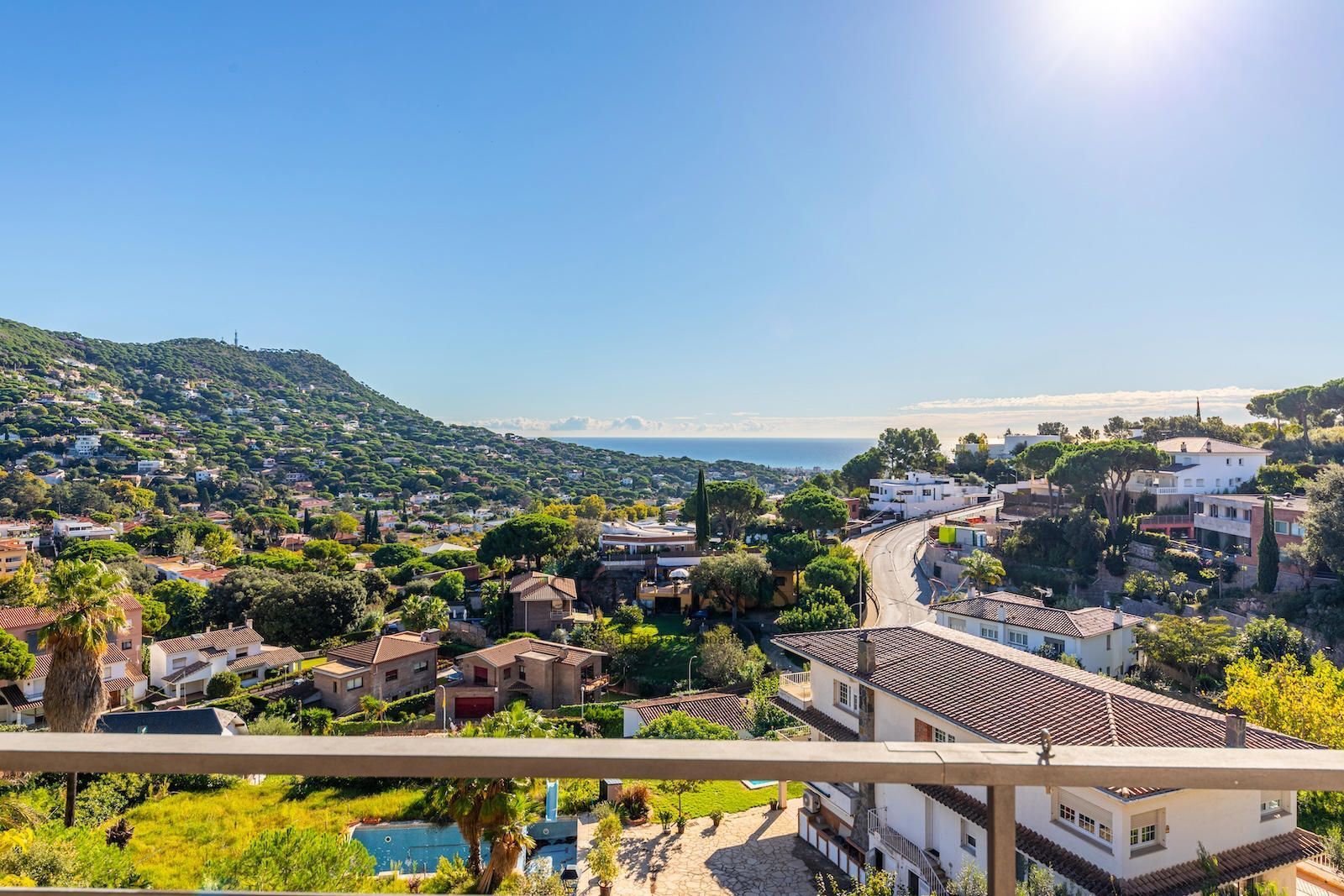 Comprar Chalet independiente en Cabrils con vistas panorámicas al mar y al pueblo foto 2