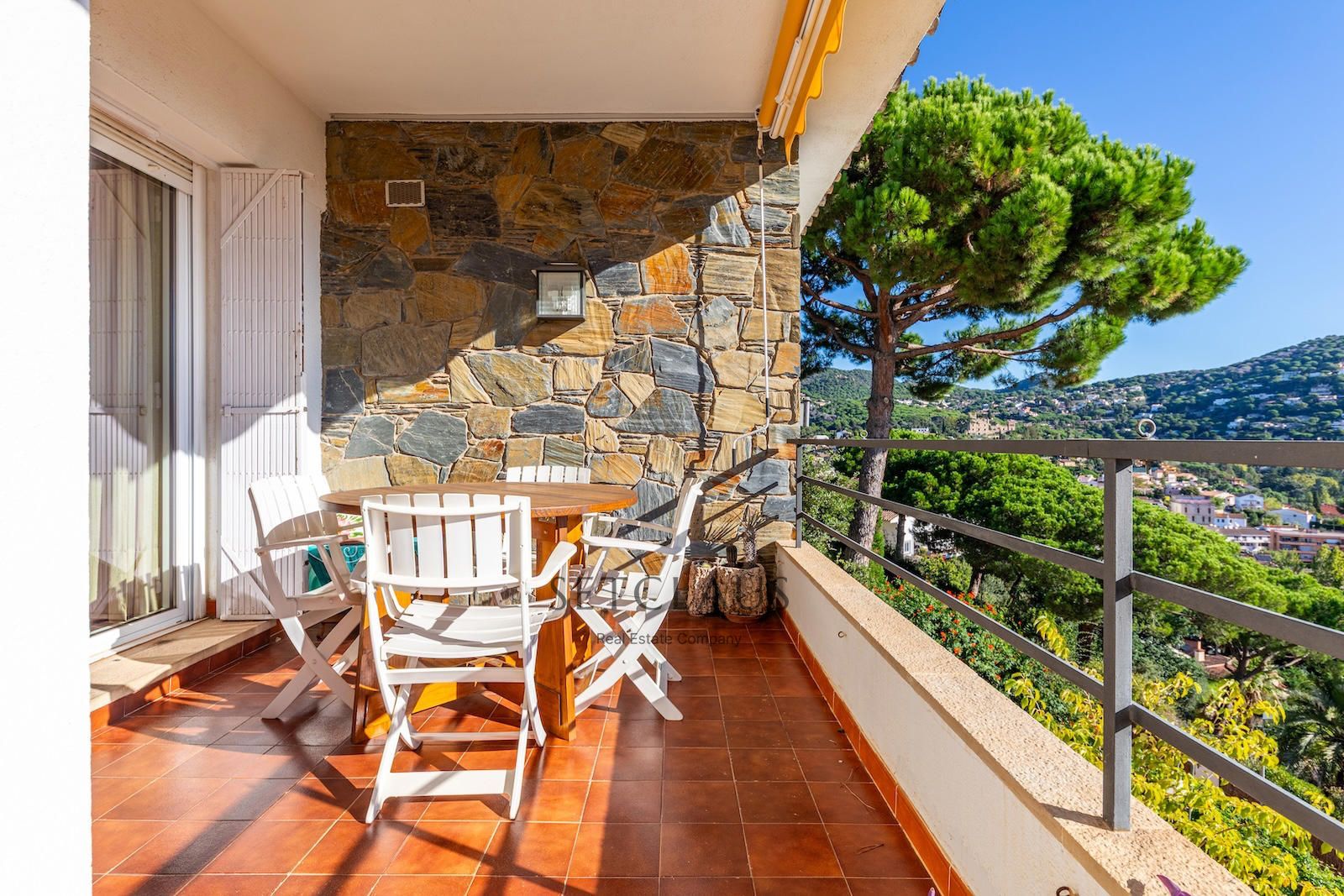 Comprar Chalet independiente en Cabrils con vistas panorámicas al mar y al pueblo foto 3