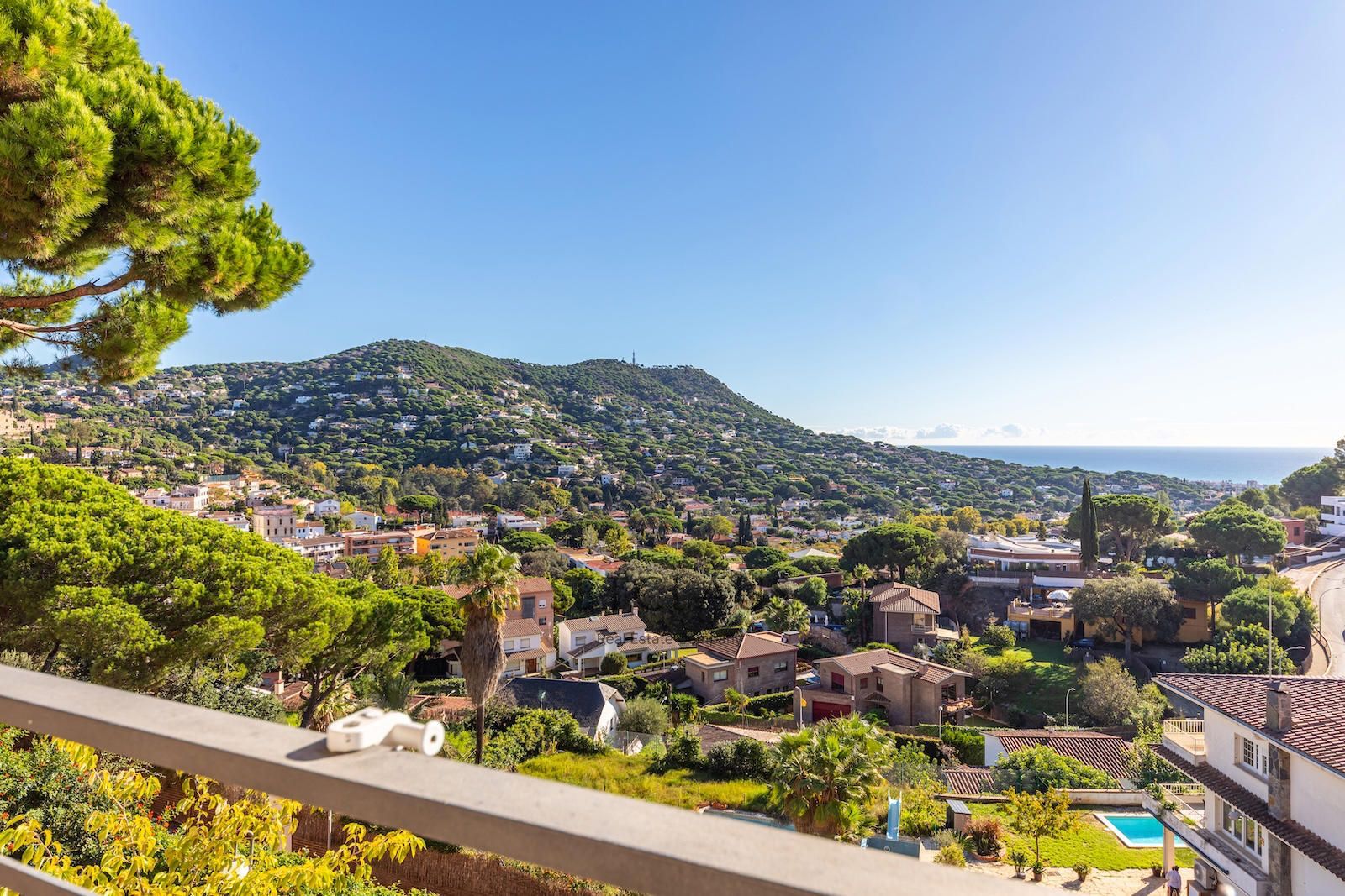 Comprar Chalet independiente en Cabrils con vistas panorámicas al mar y al pueblo foto 4