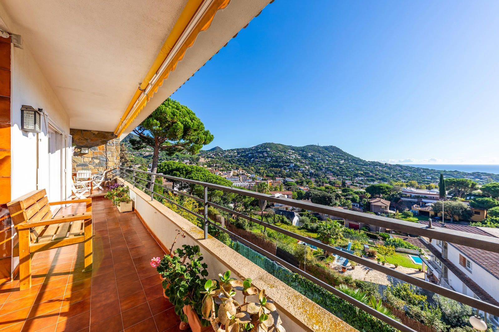 Comprar Chalet independiente en Cabrils con vistas panorámicas al mar y al pueblo foto 6