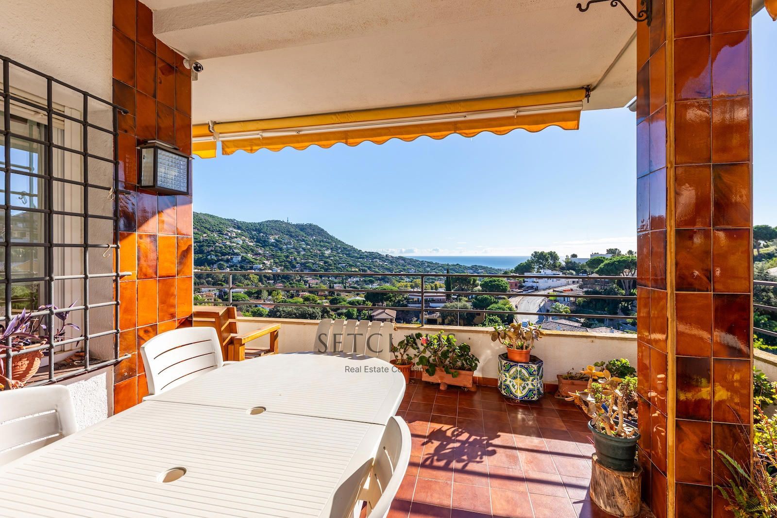 Comprar Chalet independiente en Cabrils con vistas panorámicas al mar y al pueblo foto 9