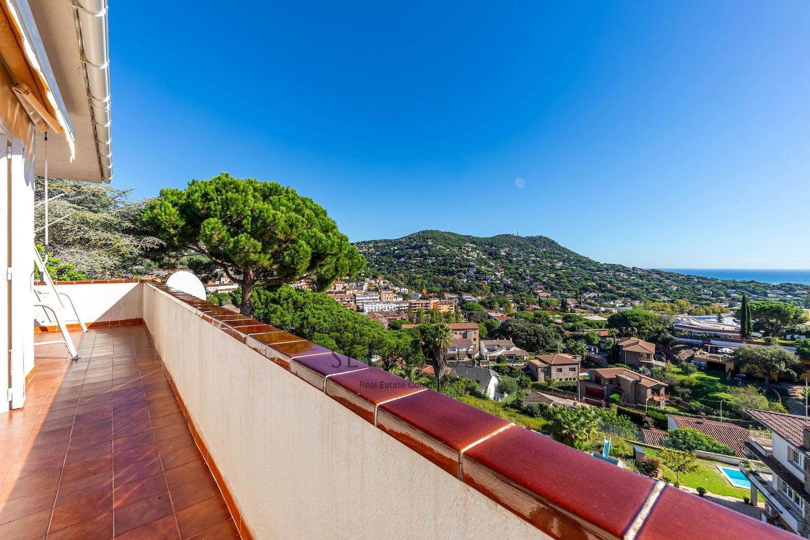 Comprar Chalet independiente en Cabrils con vistas panorámicas al mar y al pueblo foto 45