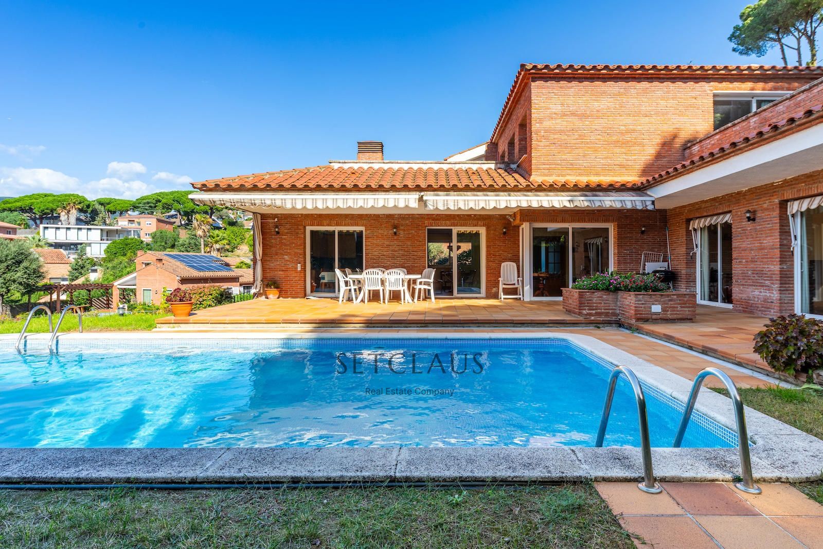 Comprar Chalet independiente en Caldes d’Estrac con piscina y vistas panorámicas a la costa de Barcelona foto 2