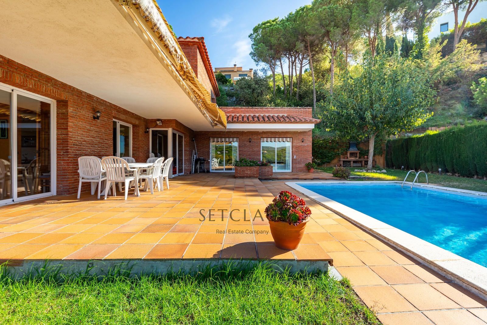 Comprar Chalet independiente en Caldes d’Estrac con piscina y vistas panorámicas a la costa de Barcelona foto 4