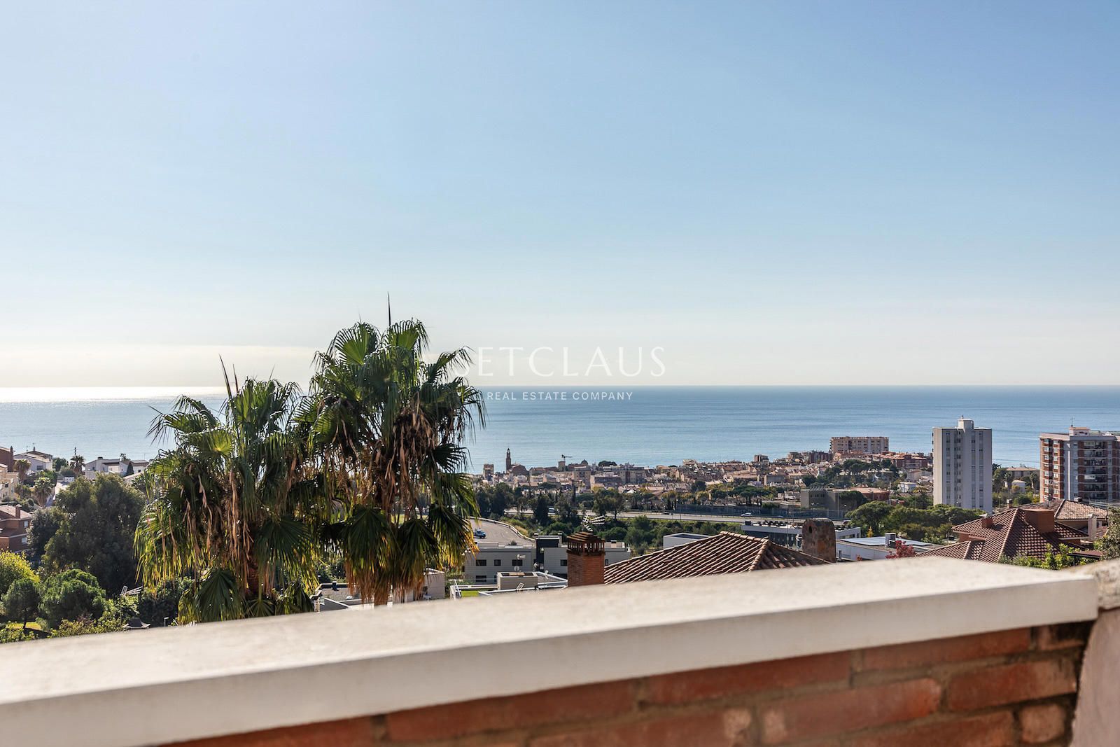 Comprar Amplio chalet con mucha luz y vistas al mar, con 6 habitaciones. foto 2