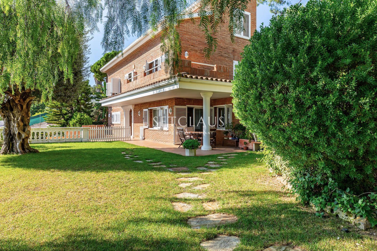 Comprar Amplio chalet con mucha luz y vistas al mar, con 6 habitaciones. foto 1
