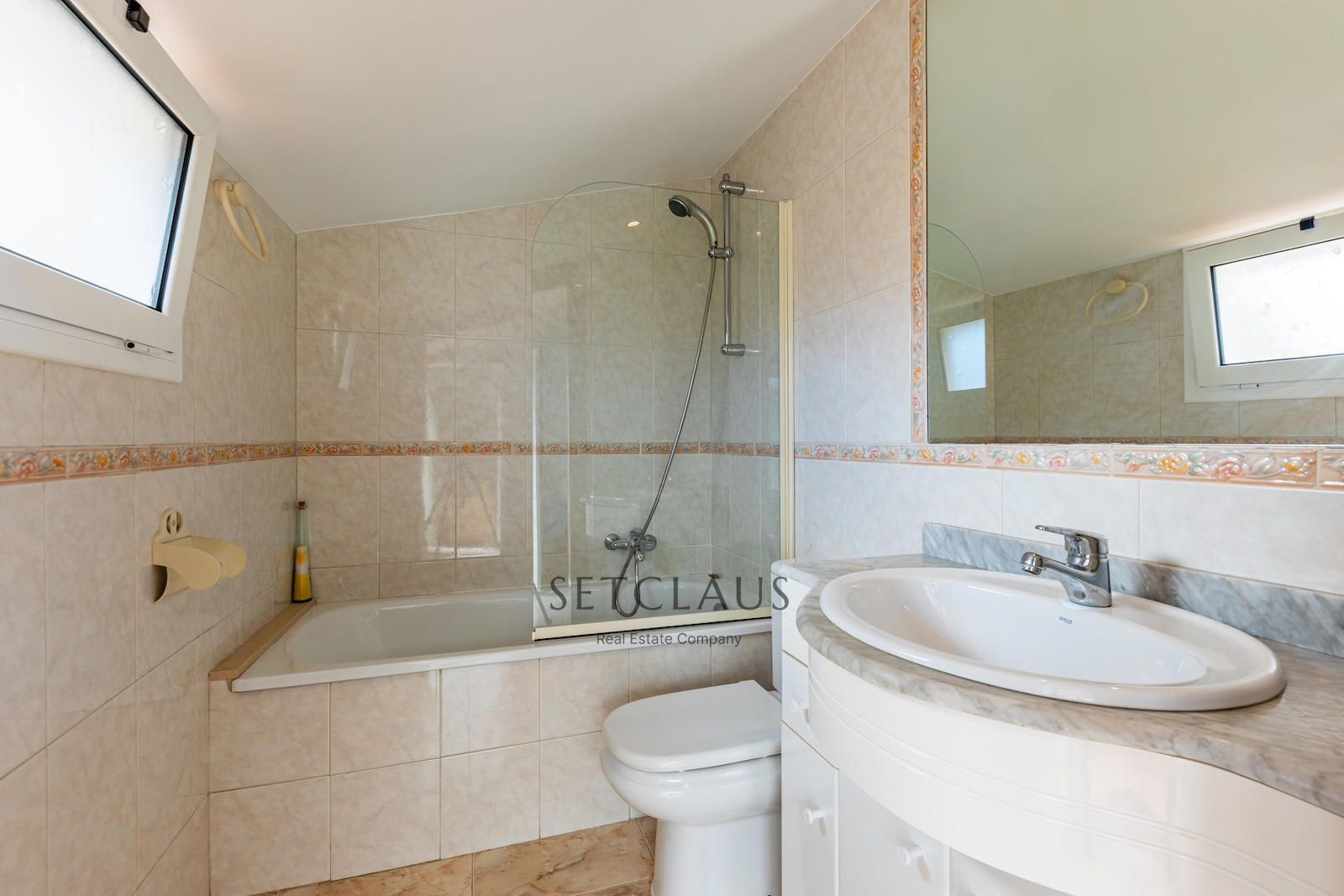 Comprar Casa céntrica con terraza y buhardilla en Premià de Mar foto 31