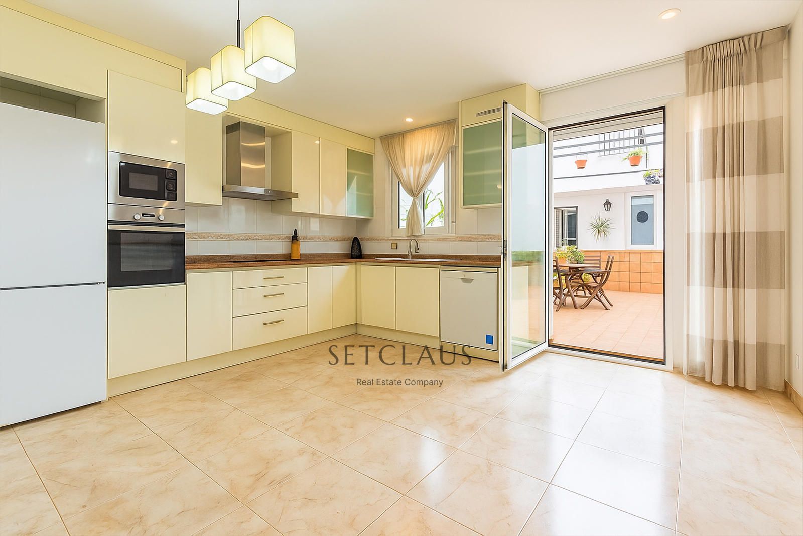 Comprar Casa céntrica con terraza y buhardilla en Premià de Mar foto 8