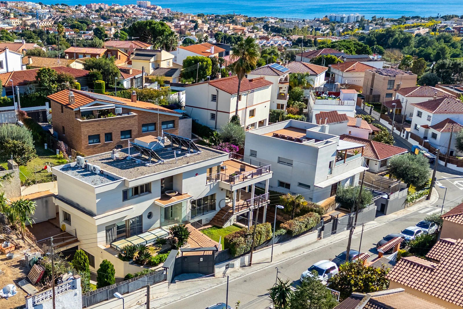 Comprar Chalet independiente con macrosuite, apartamento completo y piscina interior climatizada en Alella centre. foto 4