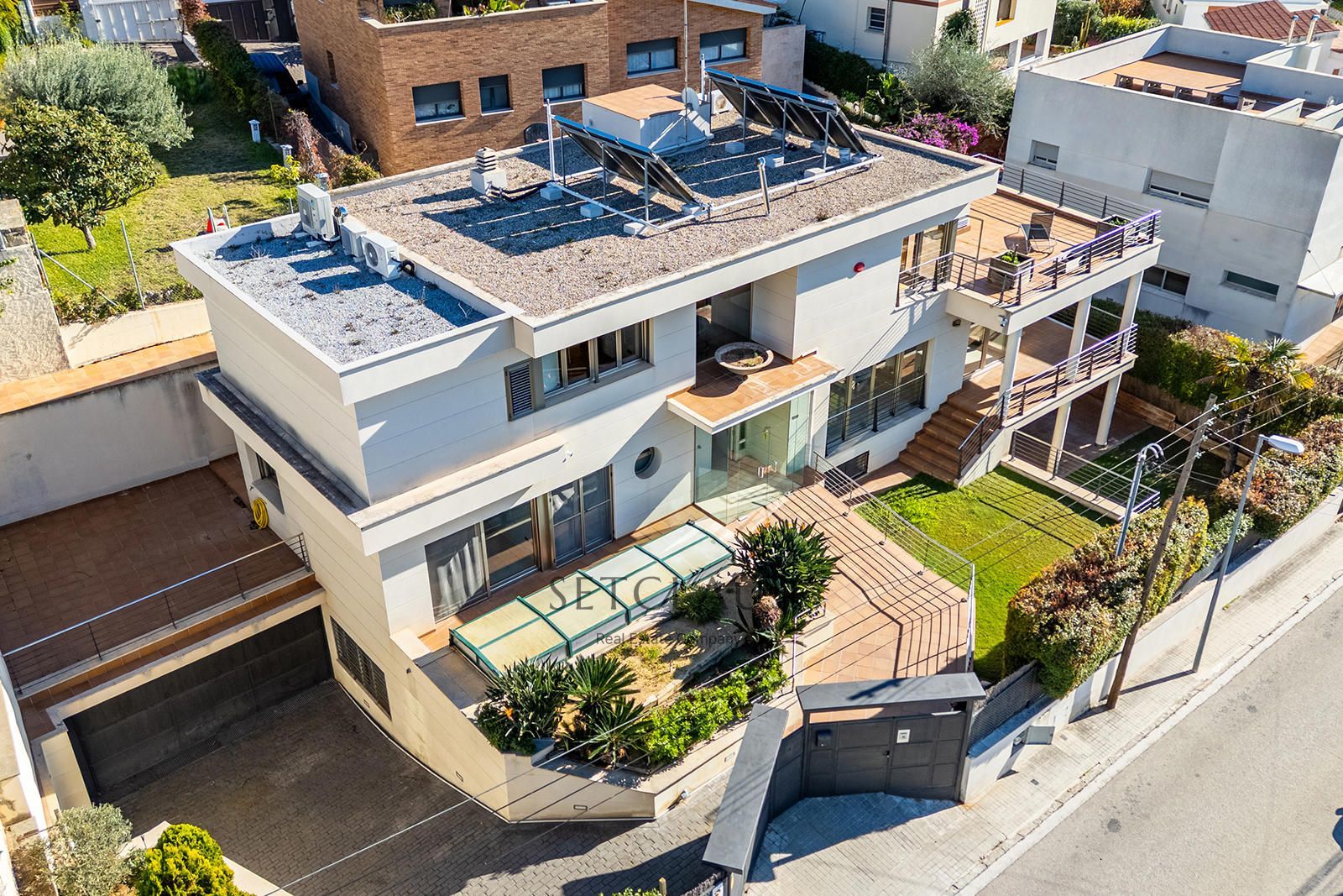 Comprar Chalet independiente con macrosuite, apartamento completo y piscina interior climatizada en Alella centre. foto 2