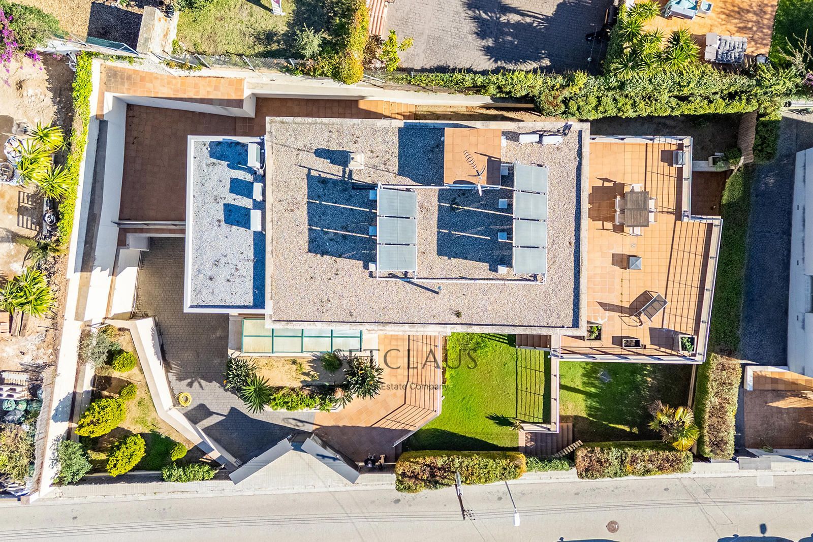 Comprar Chalet independiente con macrosuite, apartamento completo y piscina interior climatizada en Alella centre. foto 3