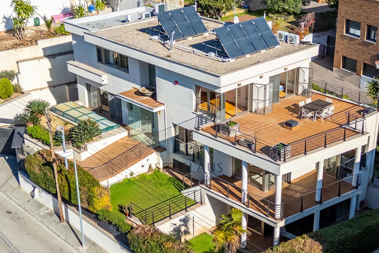 Comprar Chalet independiente con macrosuite, apartamento completo y piscina interior climatizada en Alella centre. foto 1