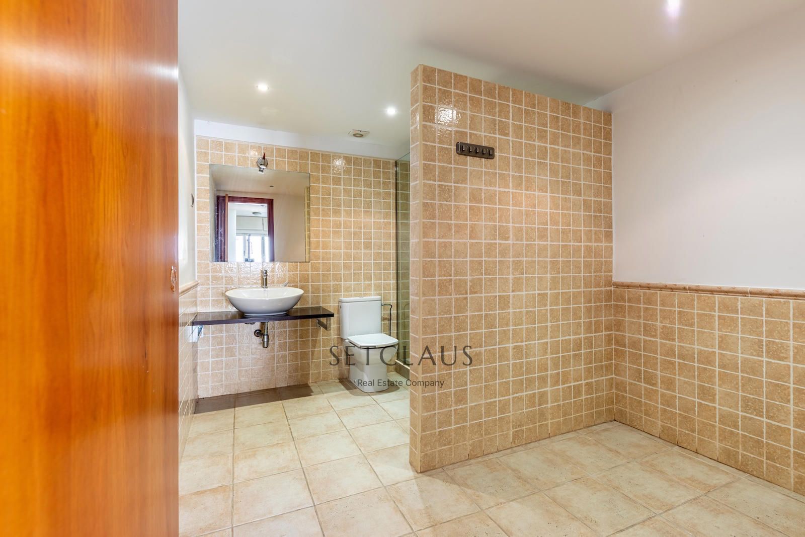 Comprar Chalet independiente con macrosuite, apartamento completo y piscina interior climatizada en Alella centre. foto 71